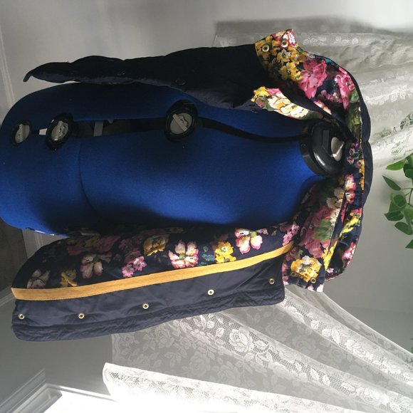 Navy and floral puffer vest. - Picture 4 of 5
